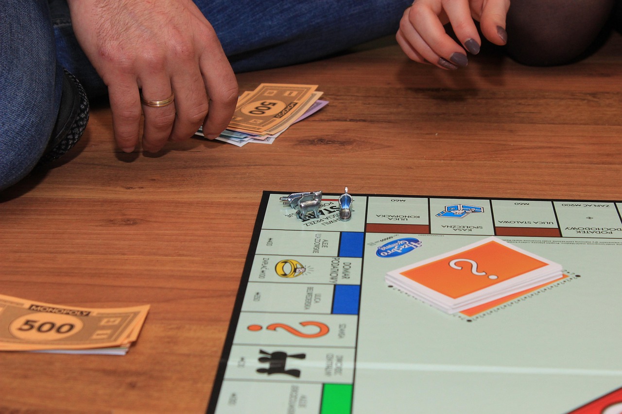 découvrez l'univers captivant du monopoly, le jeu de société emblématique où stratégie et négociation se rencontrent. amusez-vous en construisant des propriétés, en échangeant des cartes et en accédant au succès financier. parfait pour des soirées en famille ou entre amis !