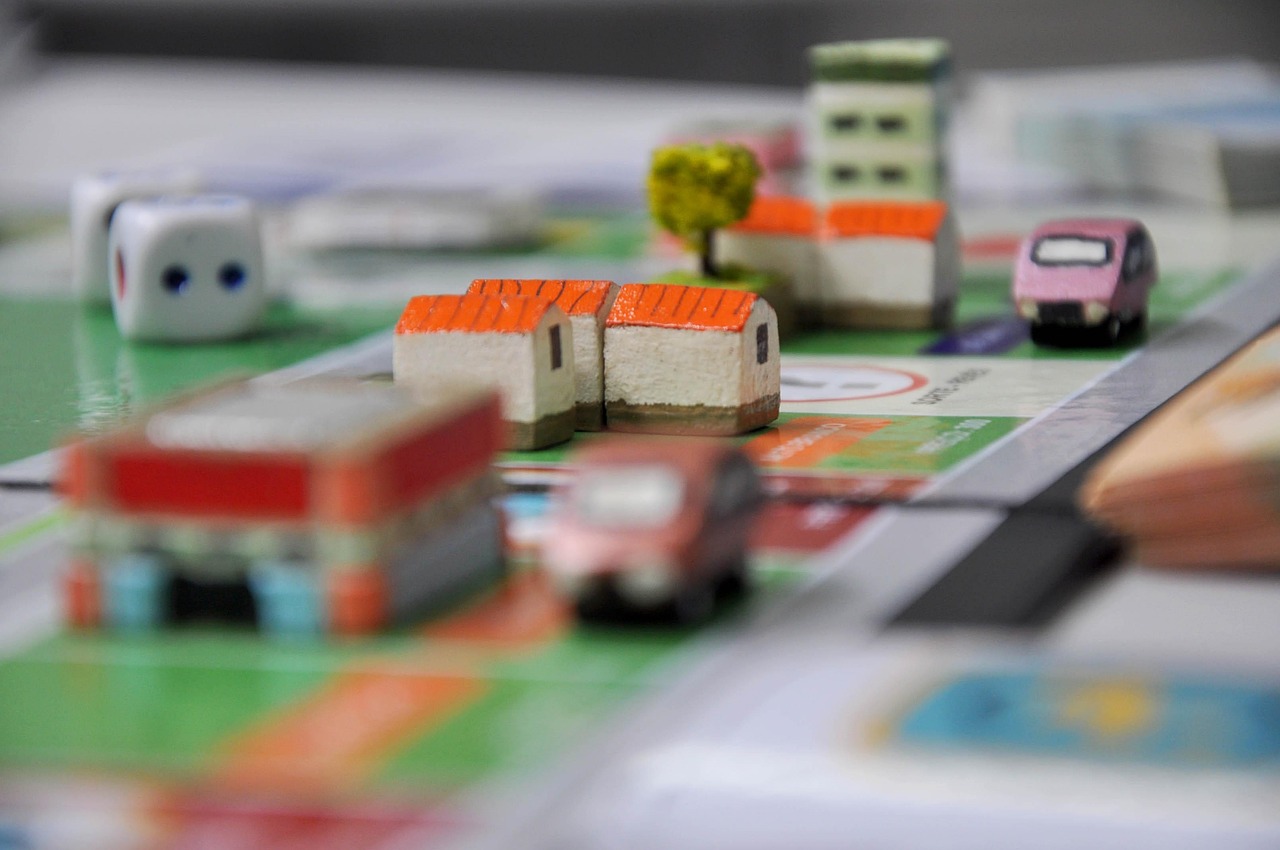 découvrez le célèbre jeu de société monopoly, où stratégie et chance se mêlent pour vous faire devenir le magnat de l'immobilier. plongez dans un univers où chaque lancé de dé peut transformer votre destin. prêt à acheter, vendre et échanger des propriétés pour dominer le plateau ?
