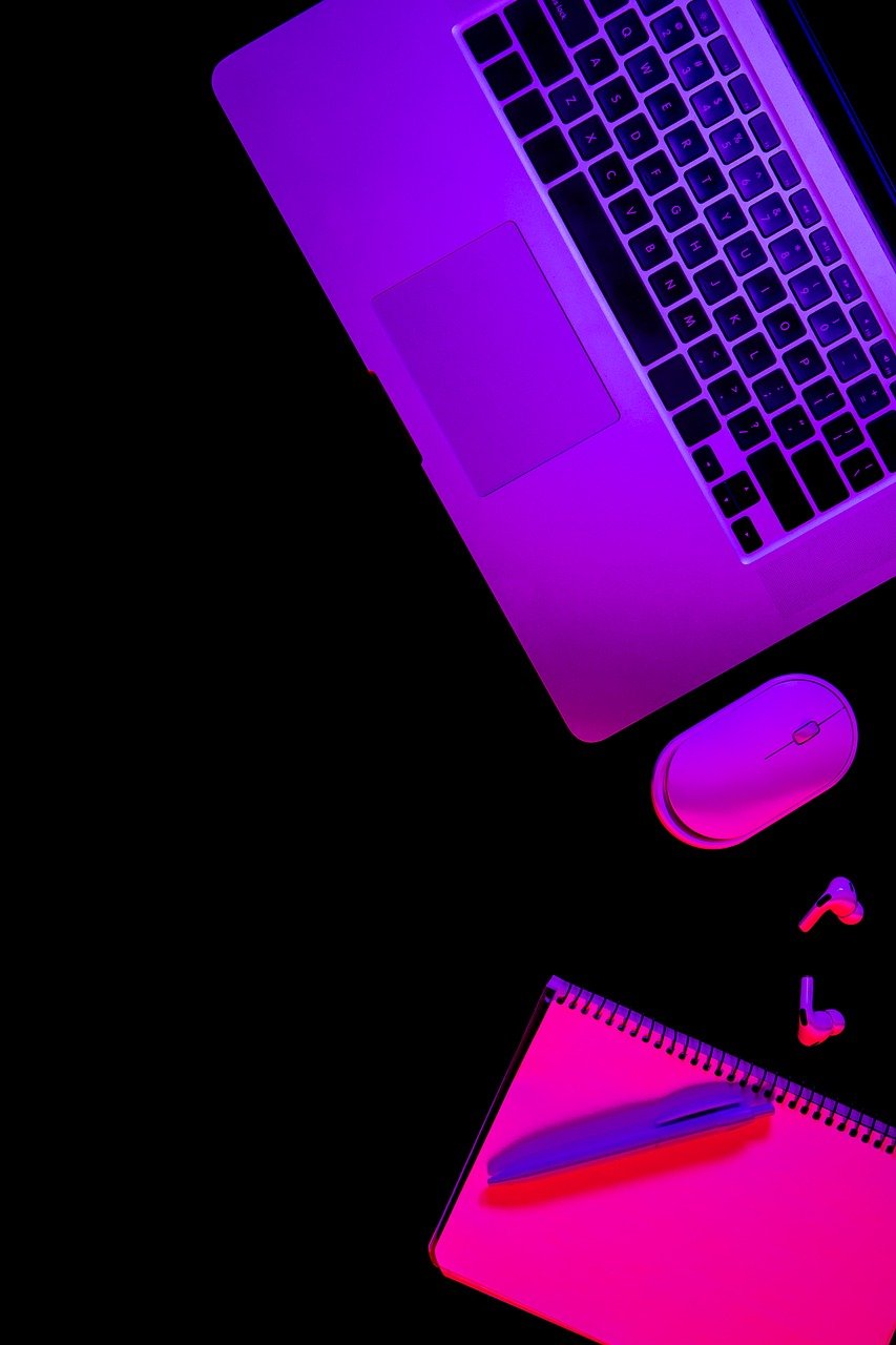 découvrez nos écouteurs sans fil offrant un son de haute qualité, un confort optimal et une autonomie longue durée pour une expérience audio libre et immersive.